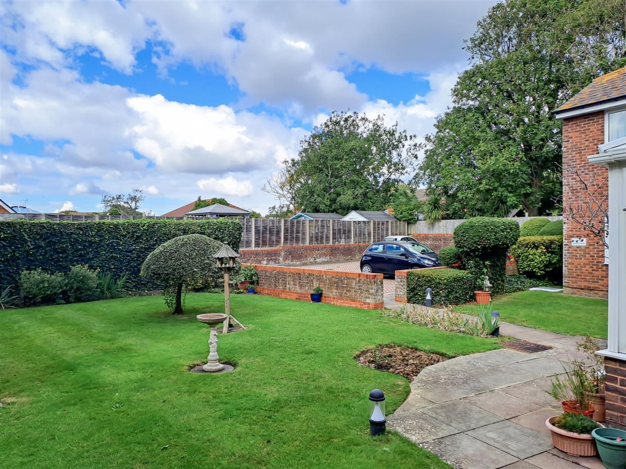 Communal Garden/Resident's Car Park