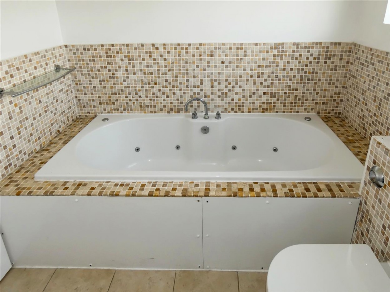 Bathroom (First Floor)