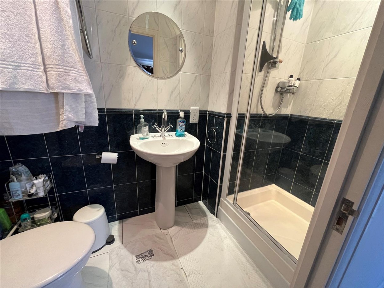 En suite bathroom.jpg