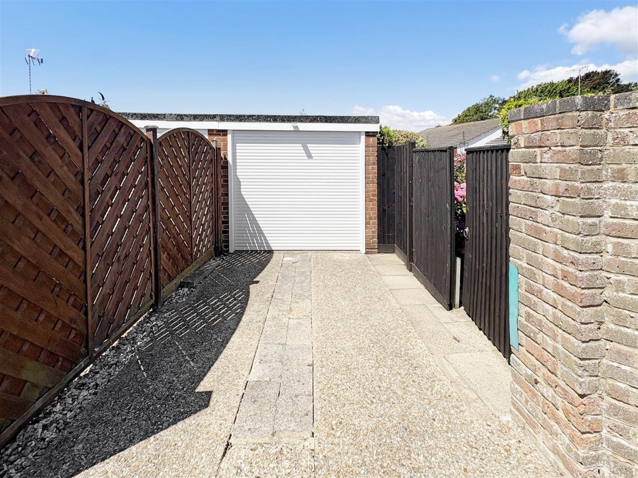 GARAGE & DRIVEWAY