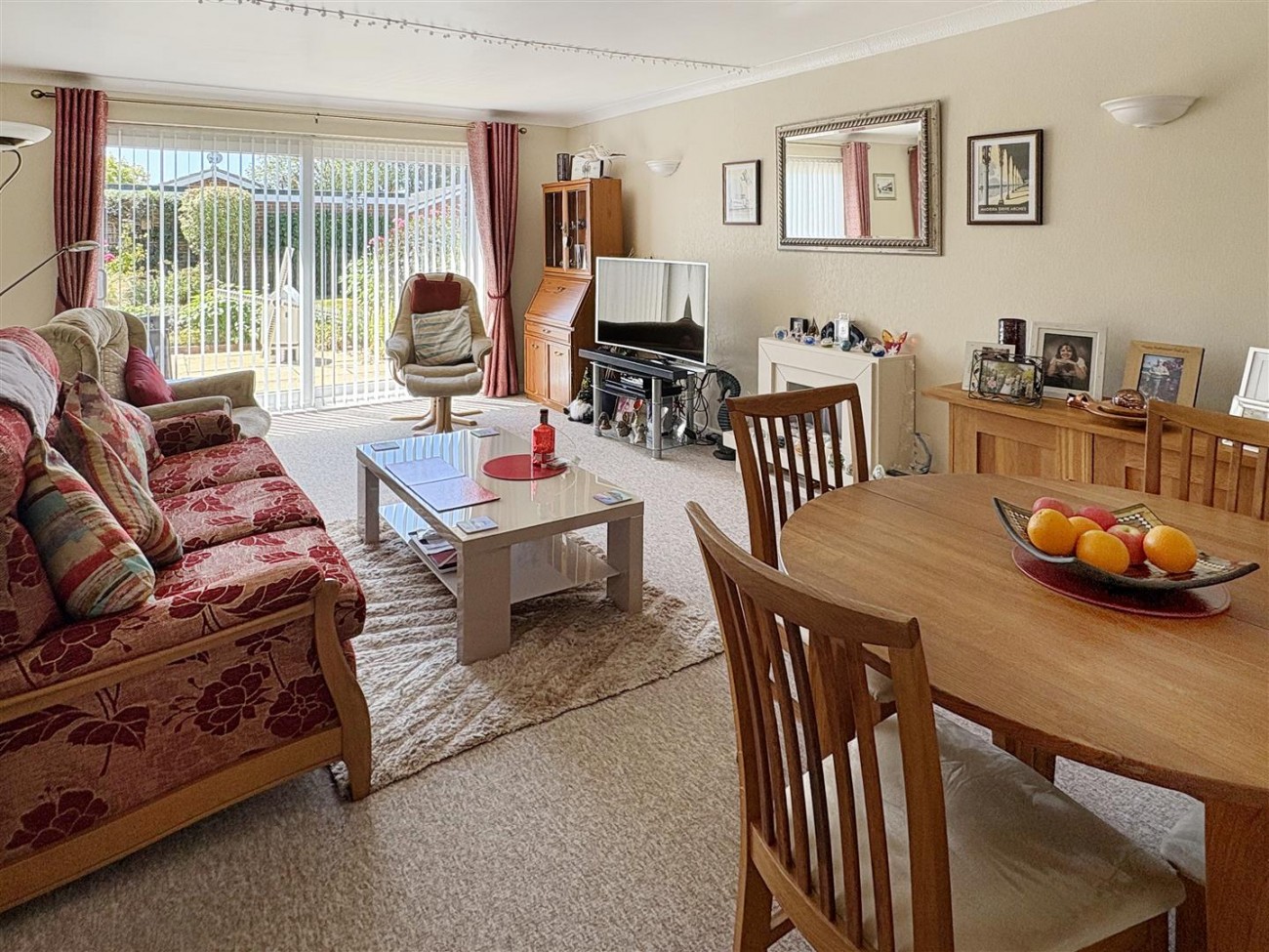 LOUNGE/DINING ROOM