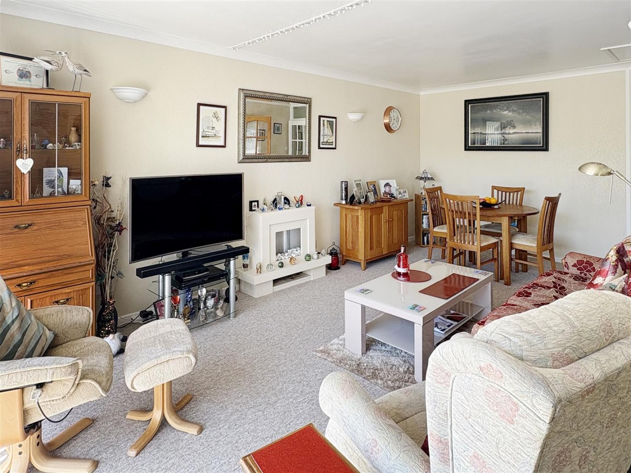 LOUNGE/DINING ROOM