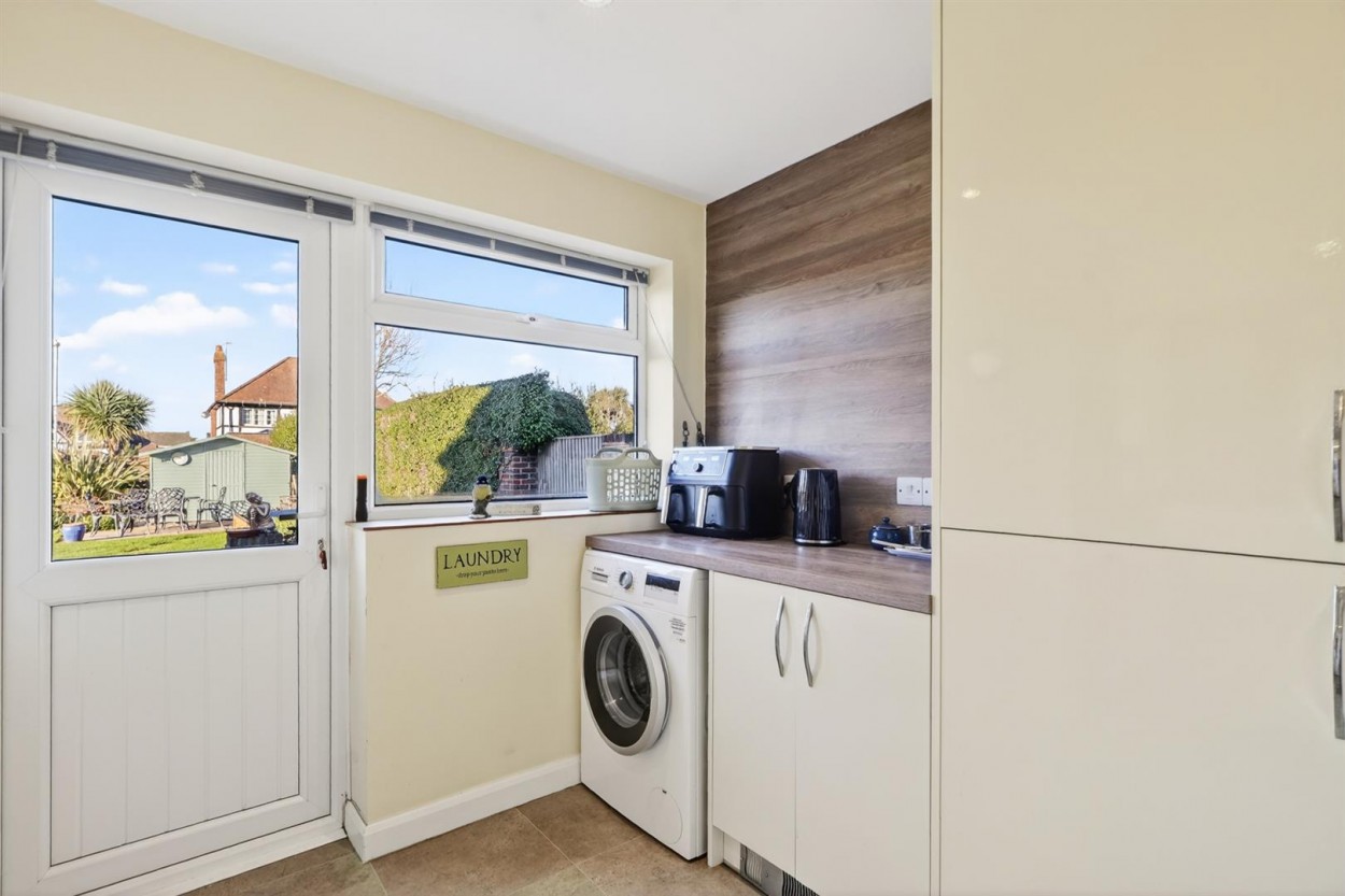 32 Harsfold Road Final-22.jpg