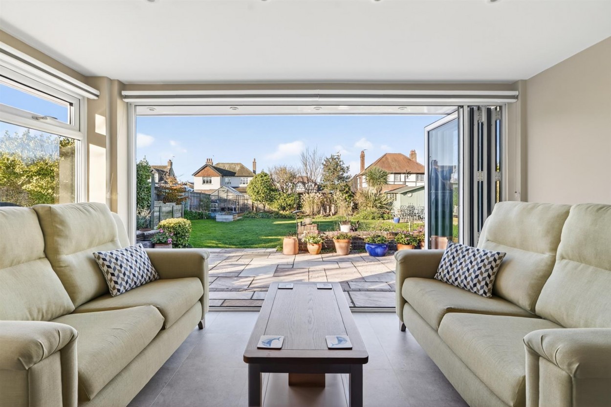 32 Harsfold Road Final-23.jpg