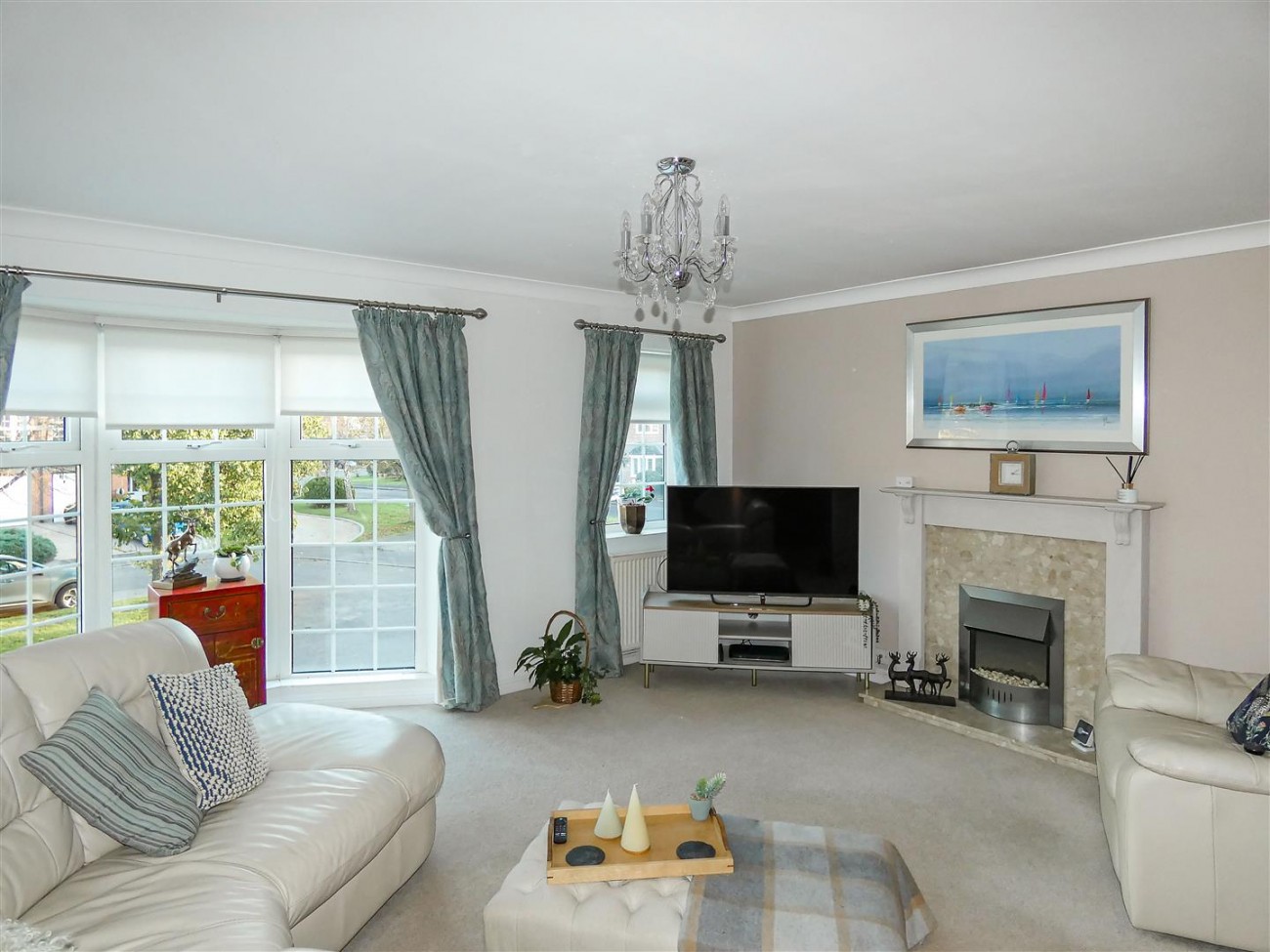 Lounge/Dining Room (First Floor)