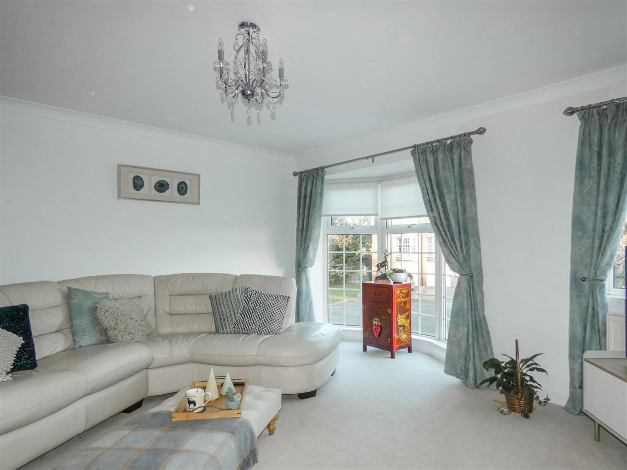 Lounge/Dining Room (First Floor)