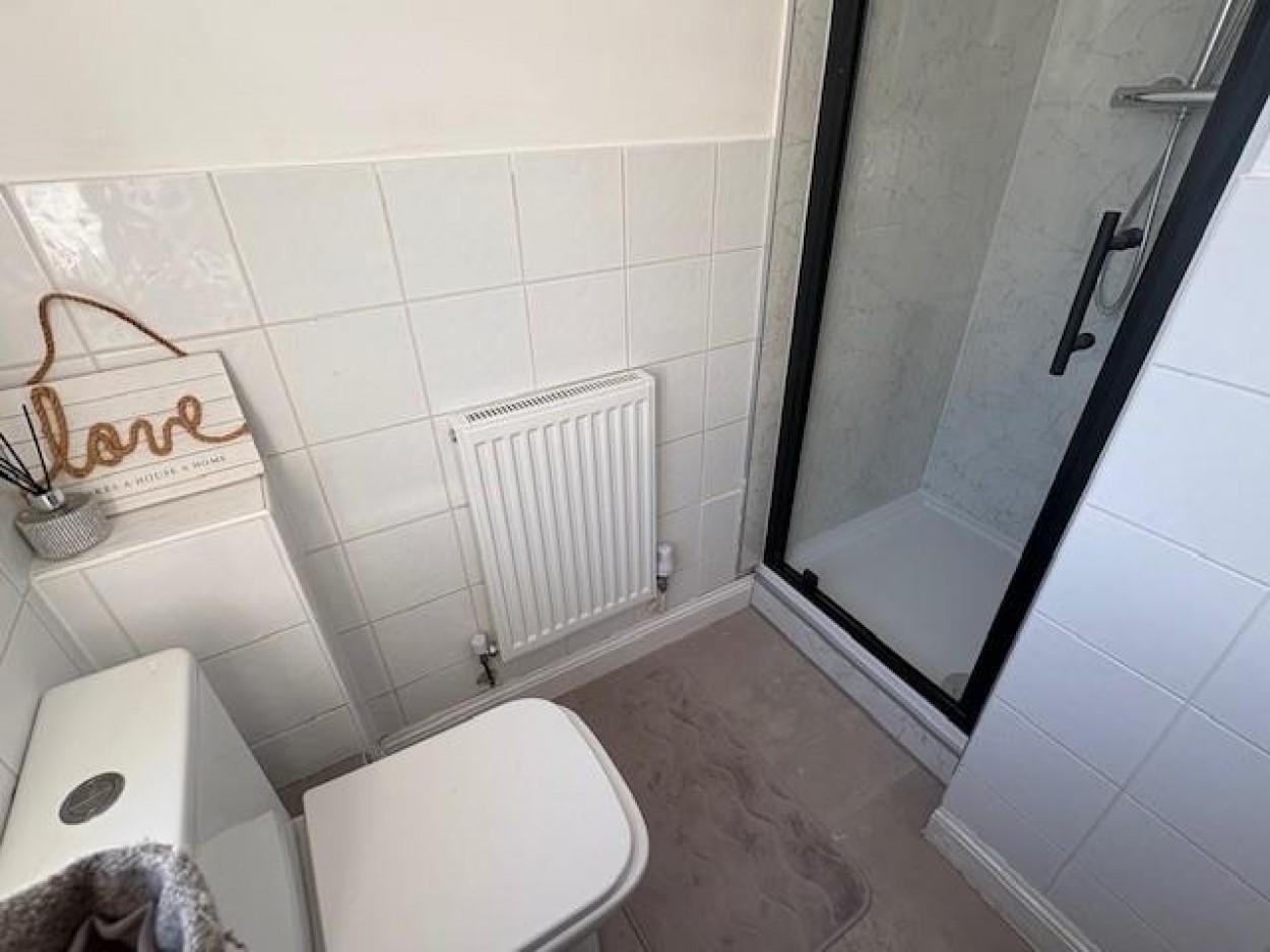 10 Larkspur Close en-suite.jpg