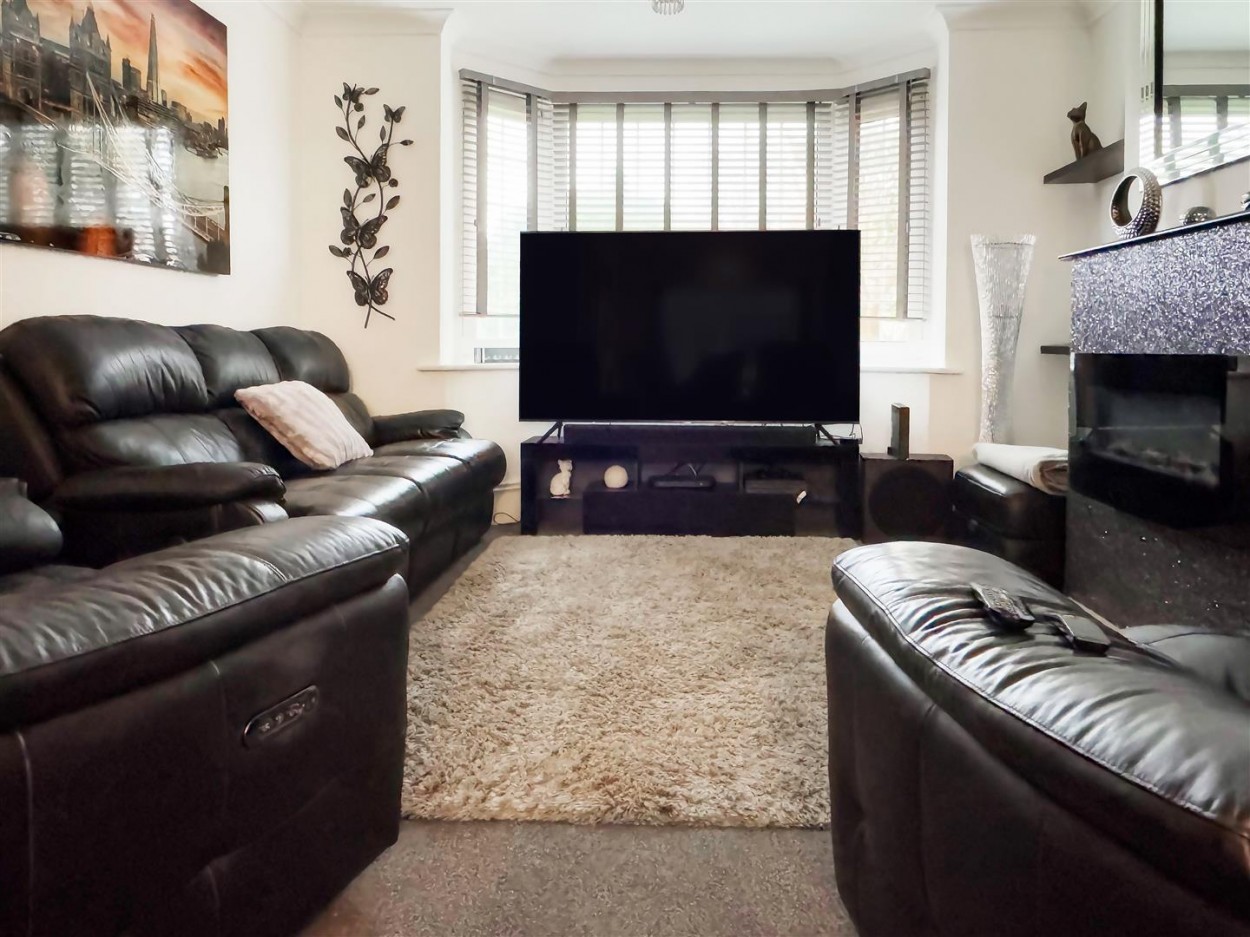 IMG_2197 can you remove the light reflection in TV