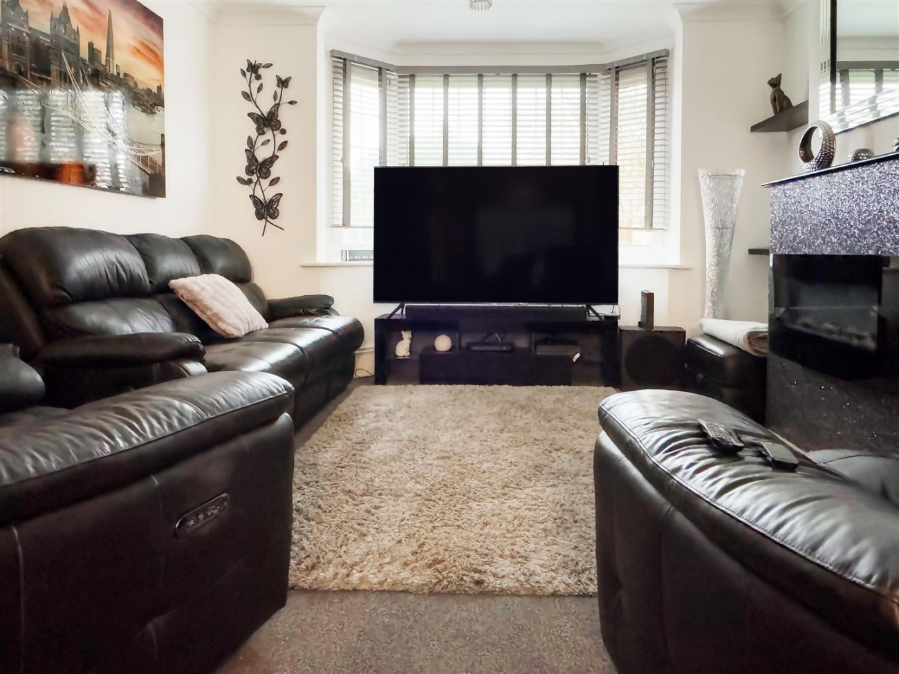 IMG_2197 can you remove the light reflection in TV