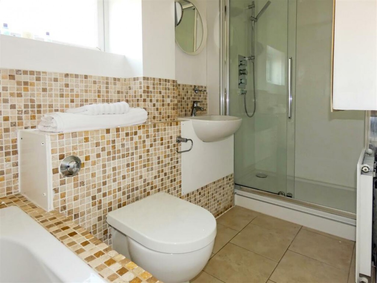 Upstairs Bathroom With Seperate Shower.jpg