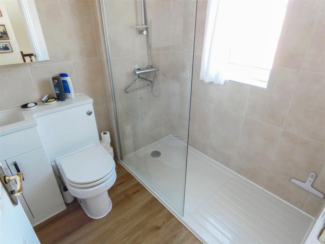 Separate Shower Room