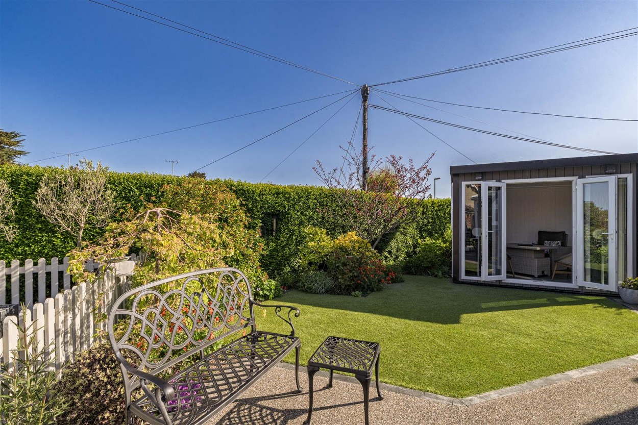 West Facing Rear Garden/Summerhouse
