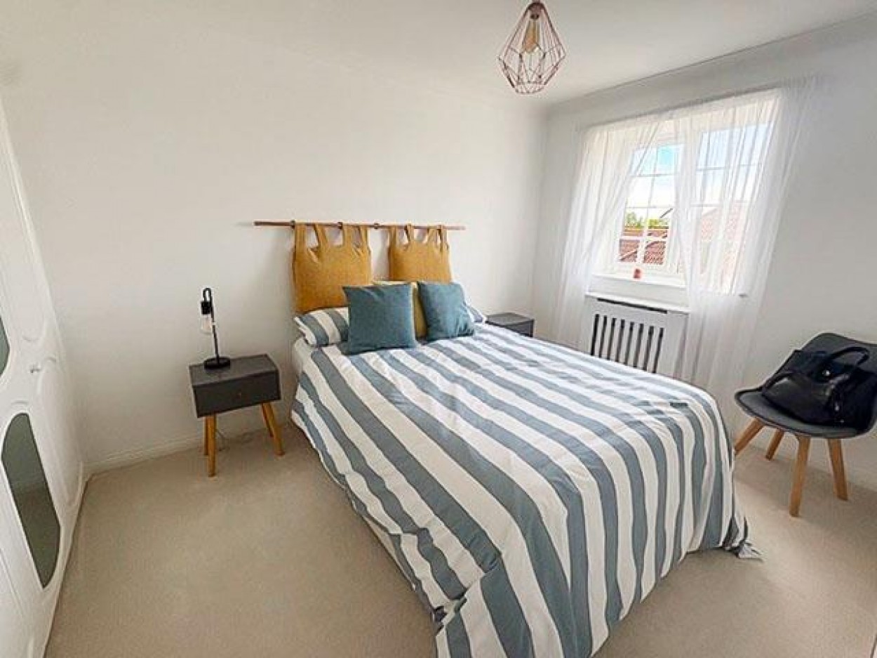 6 Blenheim Close Bedroom.jpg