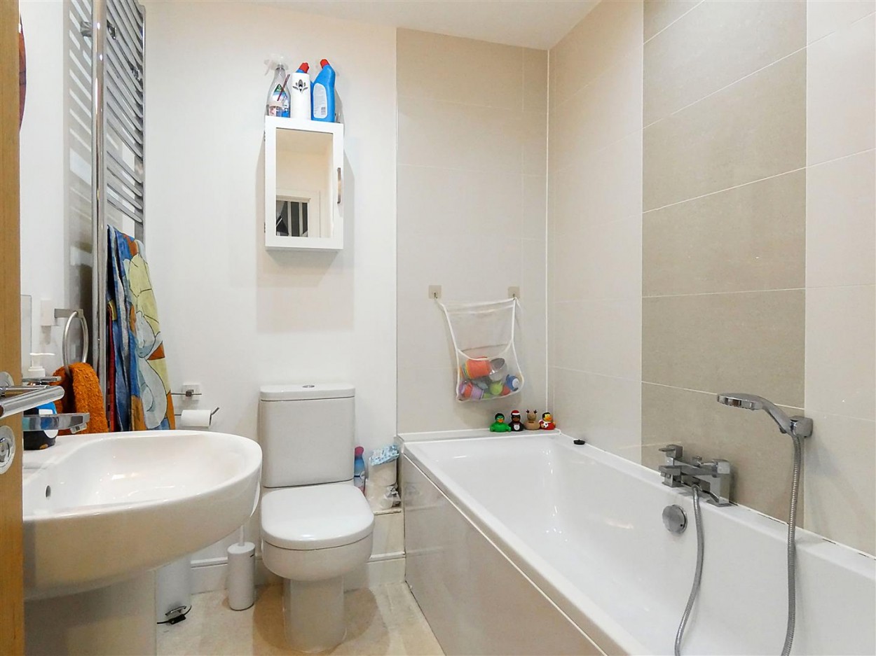 Family Bathroom (first-floor)