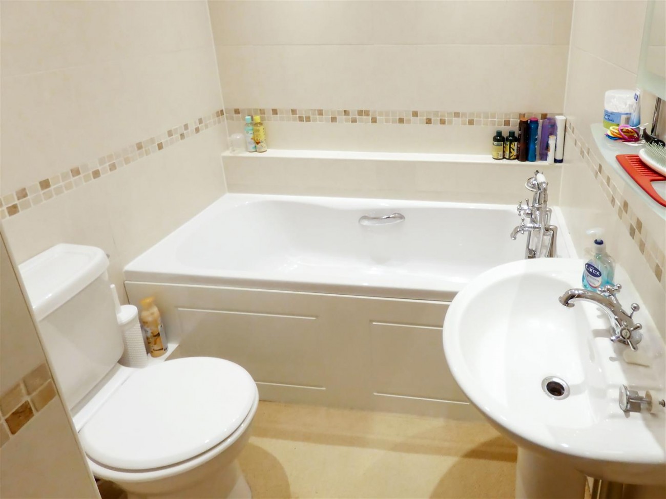 Family bathroom (first-floor)